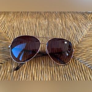 Oscar de la Renta sunglasses aviator style with metal frame and brown arms